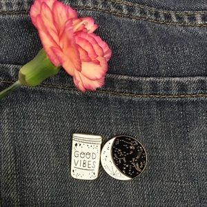 Good vibes pin set
